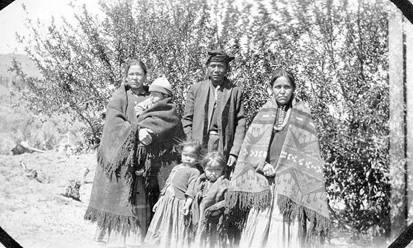 Navaho FamilyJulia Ray Anna and Hazel Fairfield